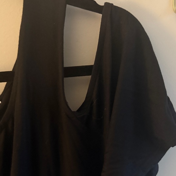 Chic Black Cold Shoulder Tee with Graphic Text - Picture 3 of 4